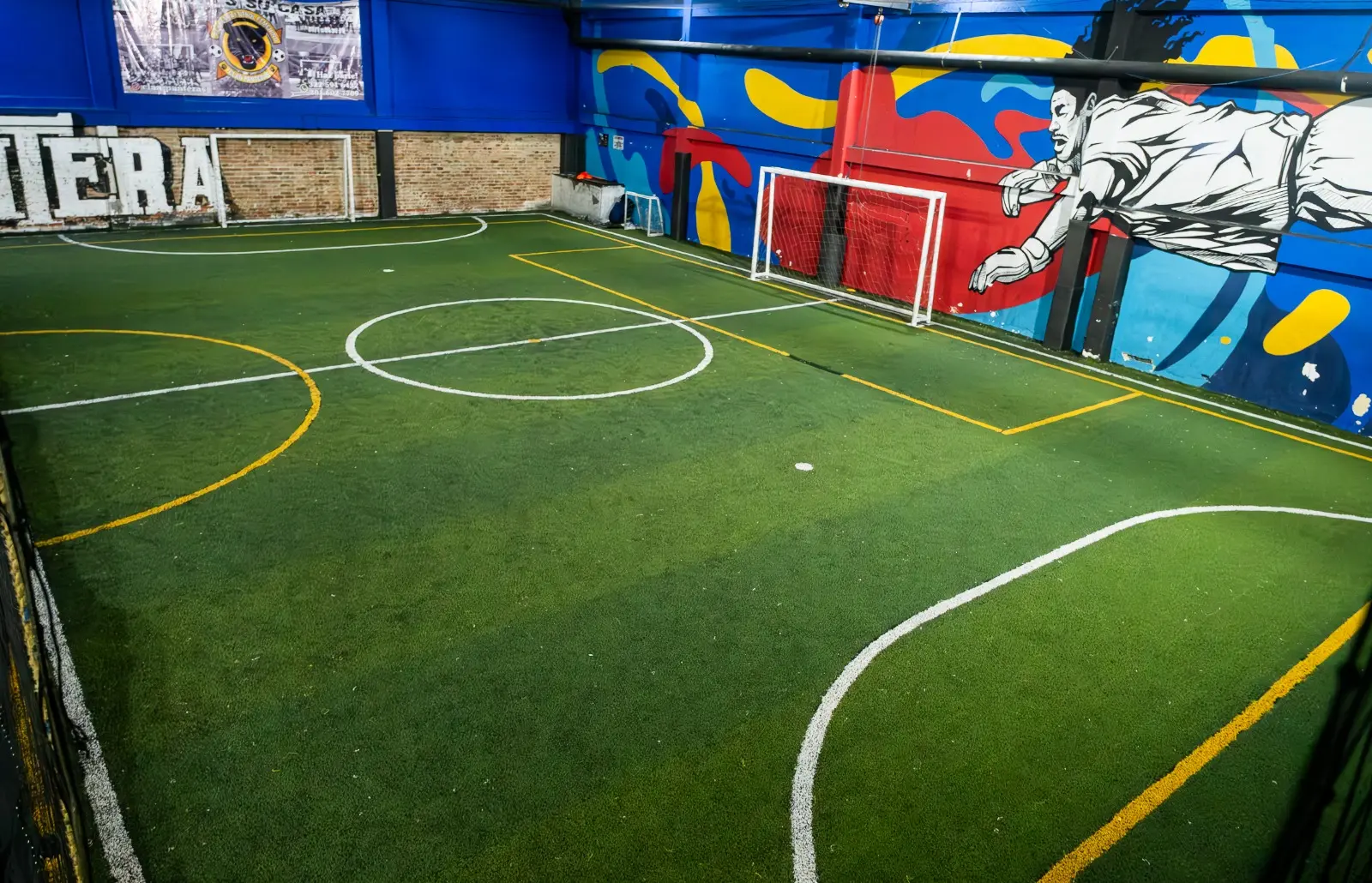 Cancha de fútbol 5 techada en La Cantera Fútbol, centro de Bogotá
