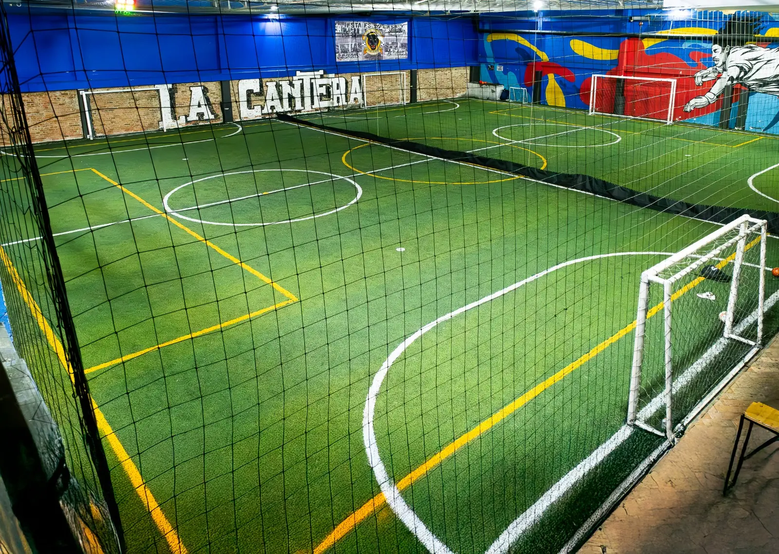 Cancha de fútbol 7 techada en La Cantera Fútbol, centro de Bogotá