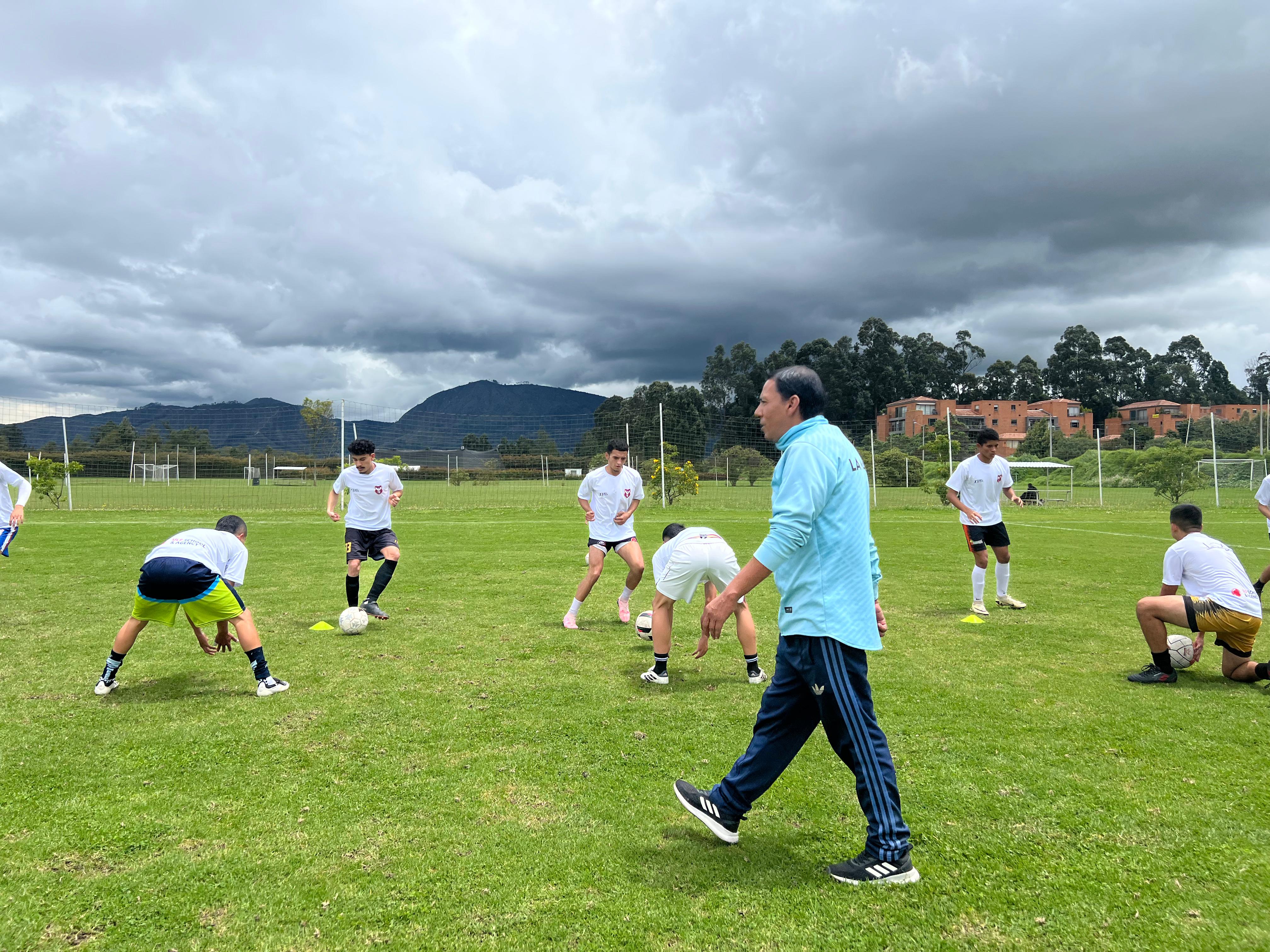 Profe Lucho, entrenador personal de fútbol, dirigiendo sesión de campo en Bogotá