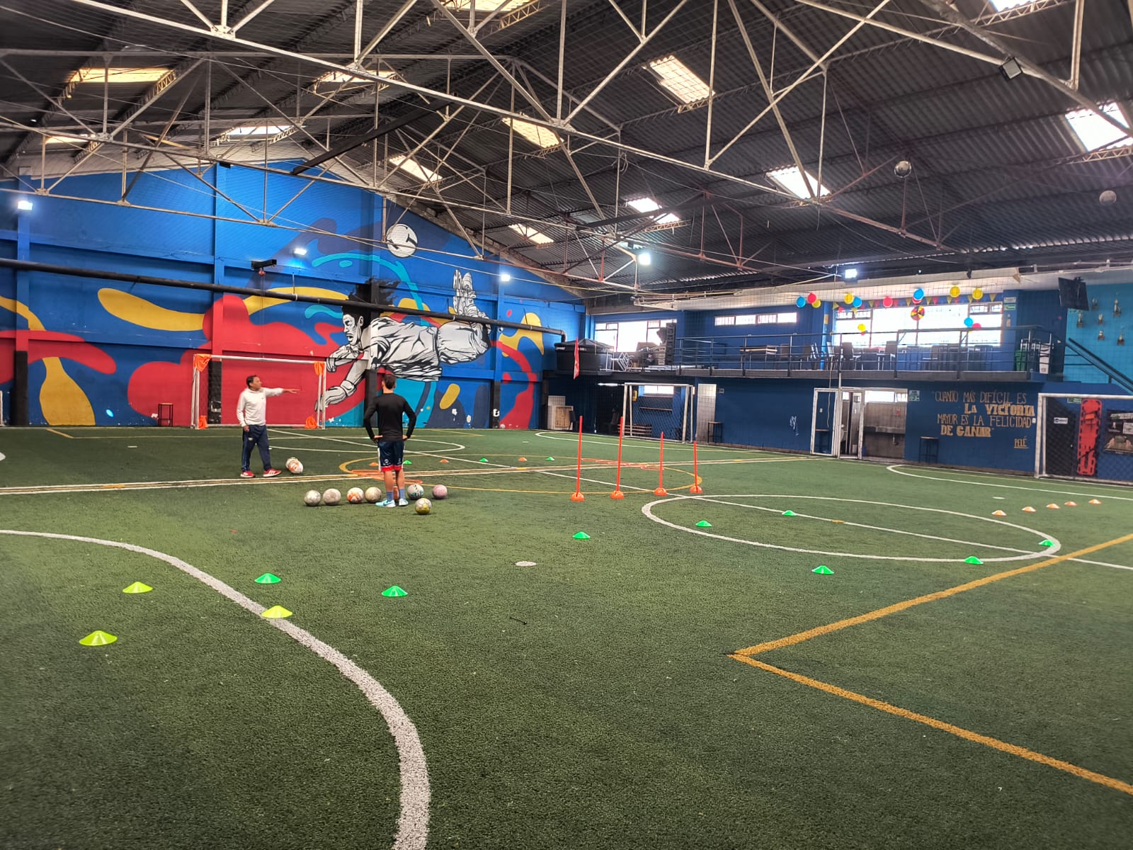 Cancha cubierta lista para sesión de entrenamiento personalizado de fútbol en Bogotá