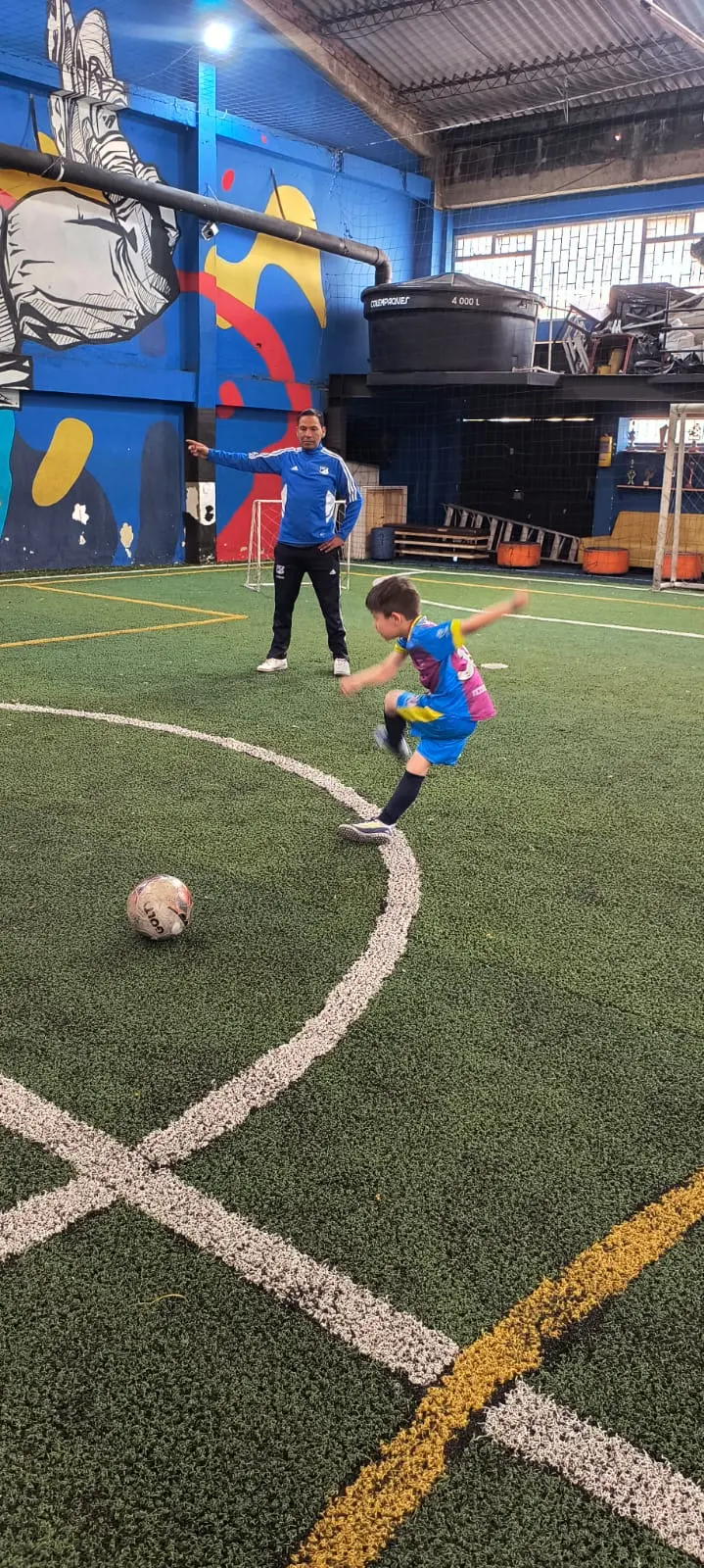 Profe Lucho formando jugadores con más de 20 años de experiencia en fútbol base en Bogotá