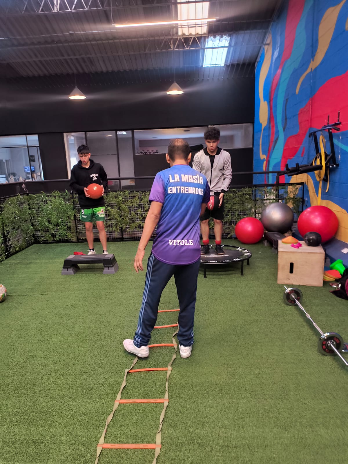 Ejercicios de preparación física con escalera de coordinación