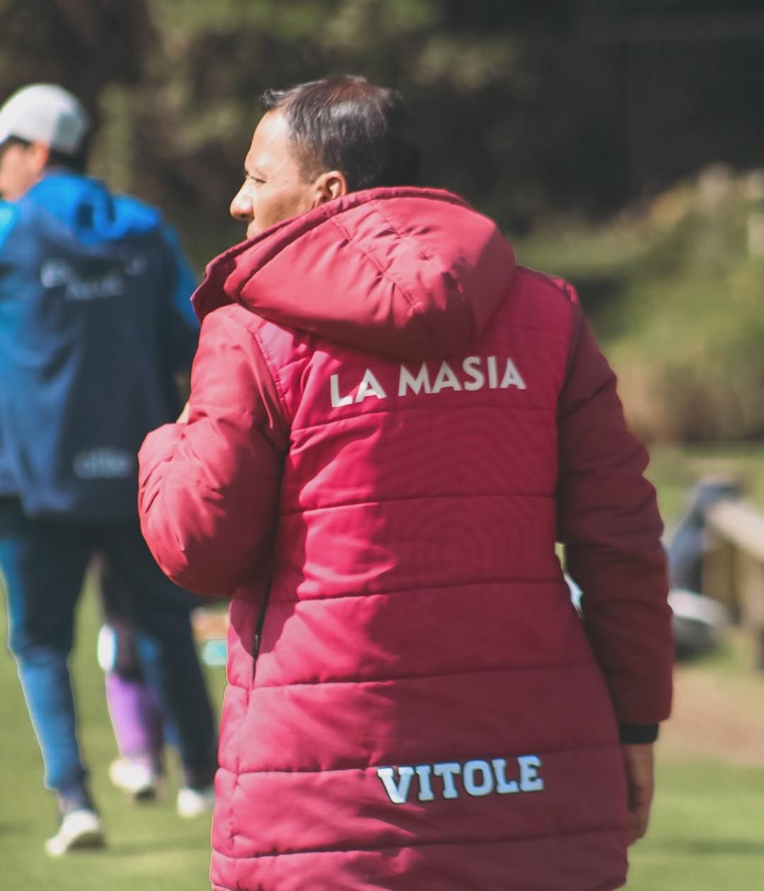 Profe Lucho dirigiendo una sesión de entrenamiento personalizado de fútbol en Bogotá