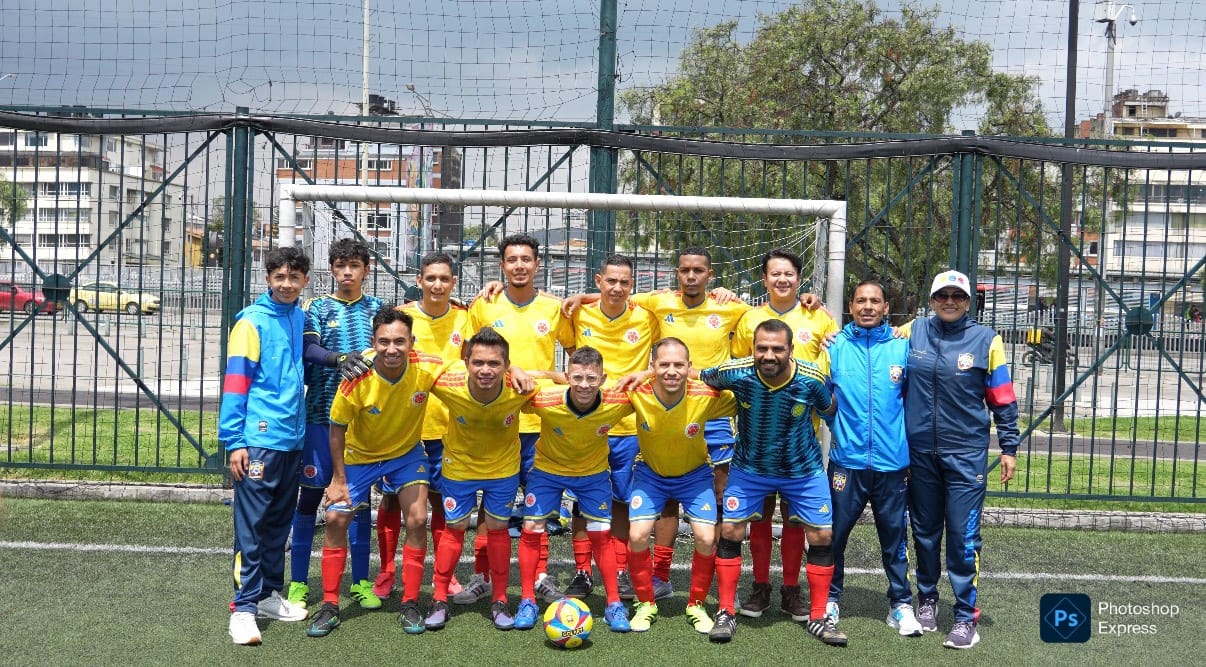 Selección Colombia de Fútbol de Trasplantados con uniforme oficial en cancha