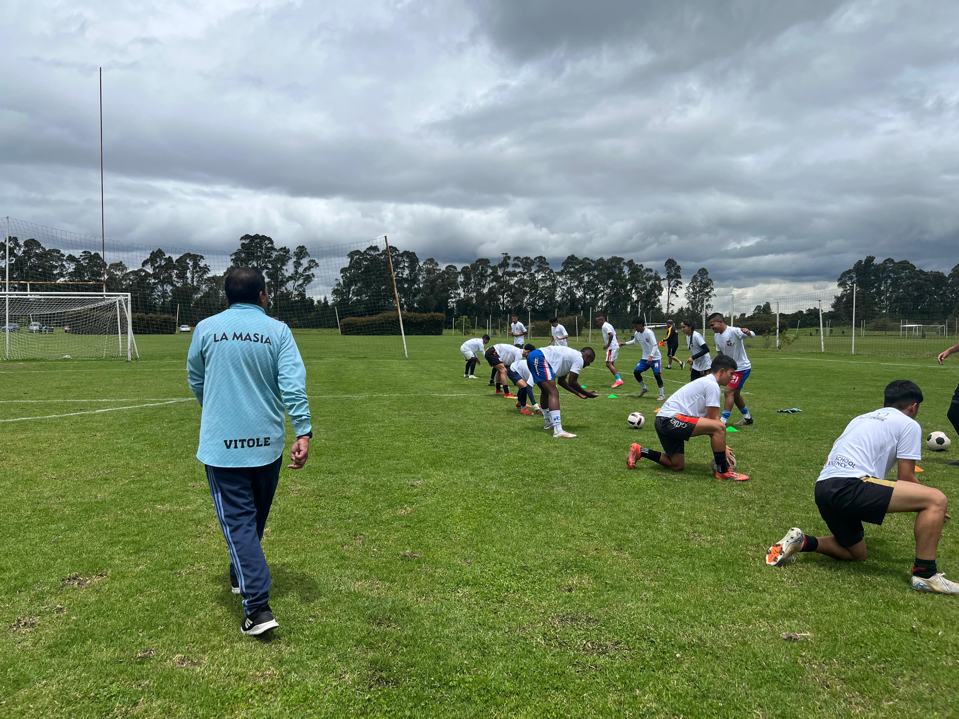 Sesión de entrenamiento de fútbol al aire libre